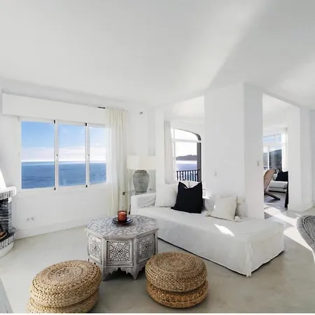 Villa Sea Views! 3 Bedroom Villa, Sleeps 6 *