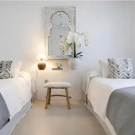 Sea Views! 3 Bedroom Villa, Sleeps 6 *