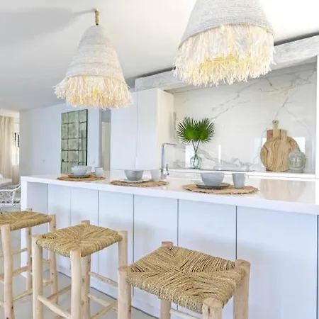 Sea Views! 3 Bedroom Villa, Sleeps 6 *