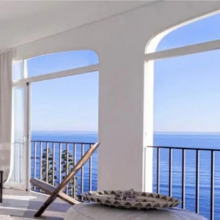 Villa Sea Views! 3 Bedroom Villa, Sleeps 6 *