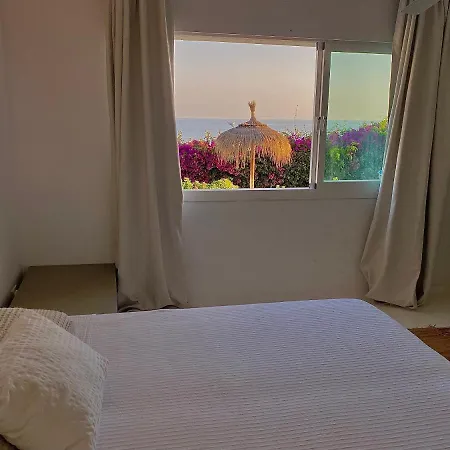 Villa Sea Views! 3 Bedroom Villa, Sleeps 6 *